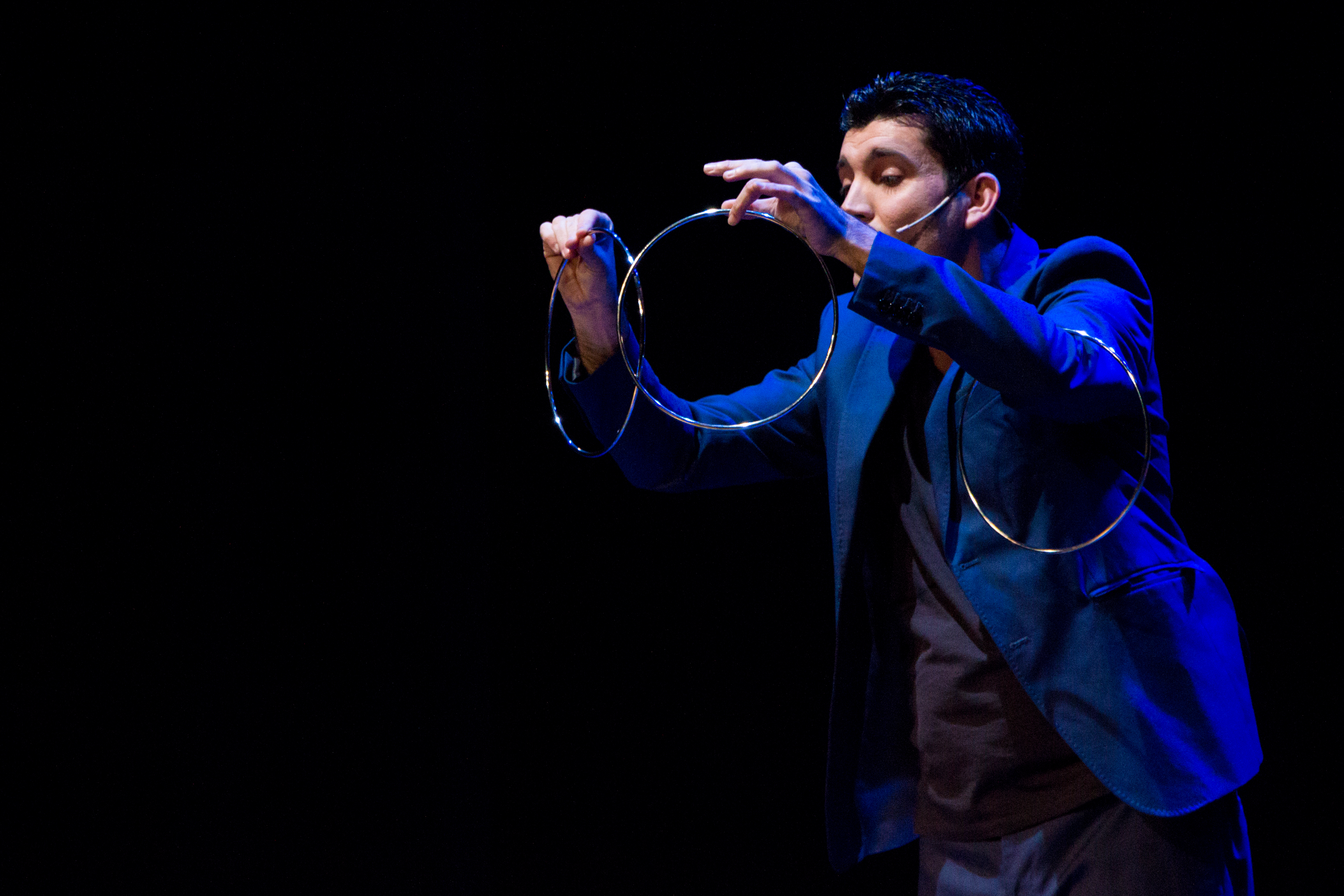 Espectáculo de magia en teatro - Óscar Lozano Valencia