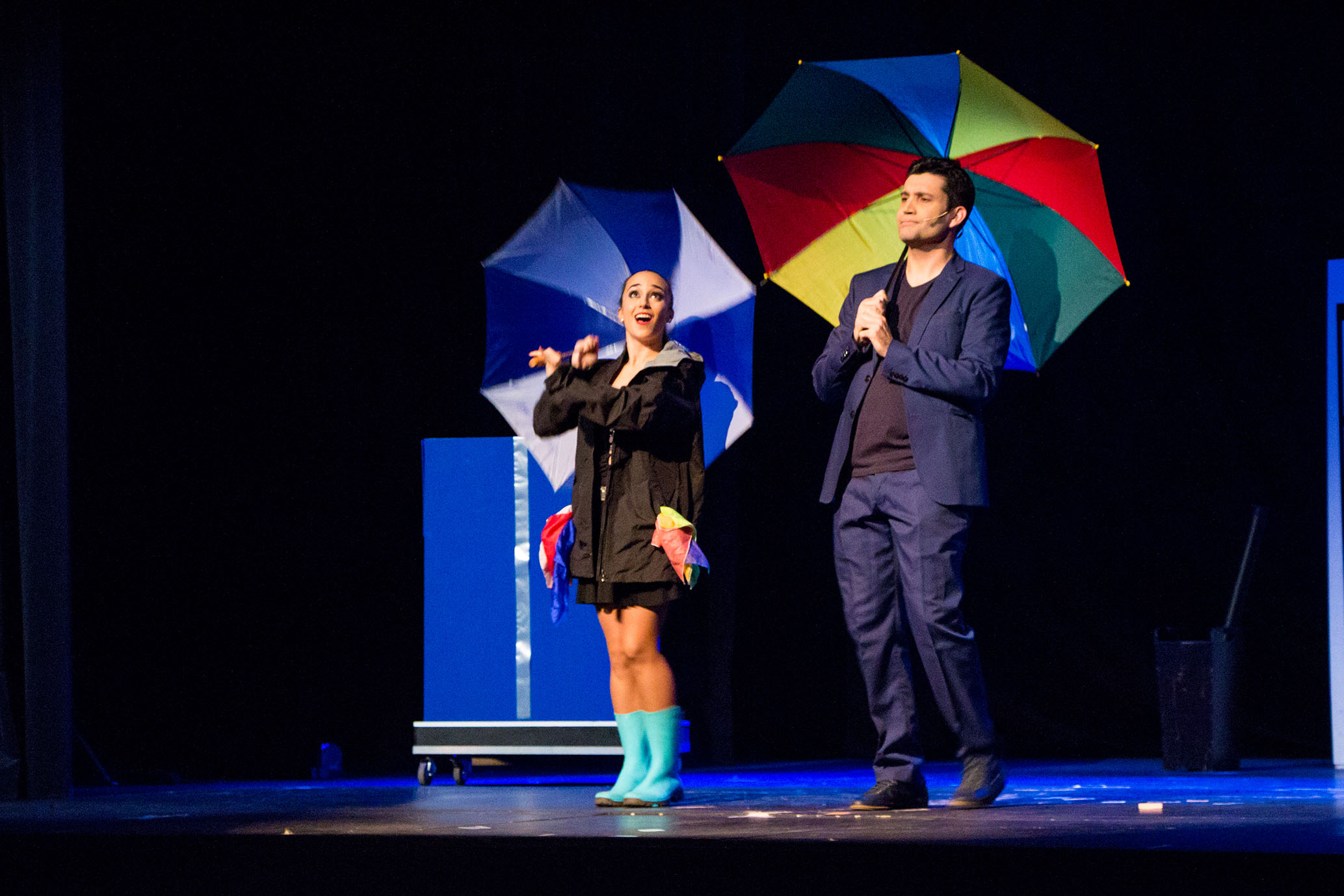 Actuación de magia en escenario - Óscar Lozano